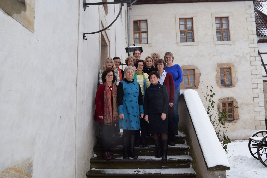 Alle 12 Teilnehmenden des Landesausschusses 2019 des VDS Thüringen posieren auf der Treppe vom Rittergut Positz.
