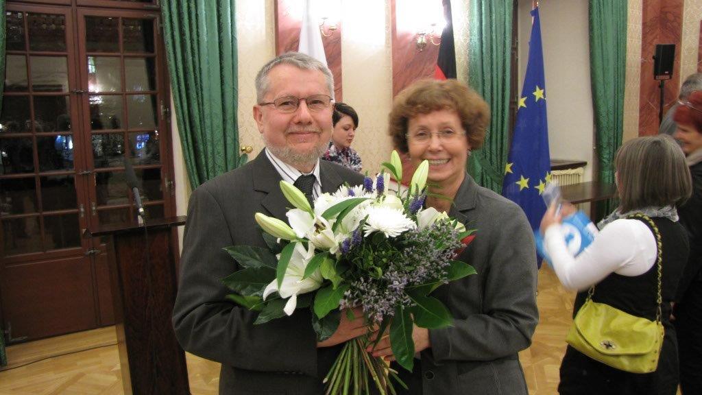 Huber Nekola nimmt im Rahmen der Verleihung des Salzmann Preis 2015 einen Blumenstrauß in Empfang.